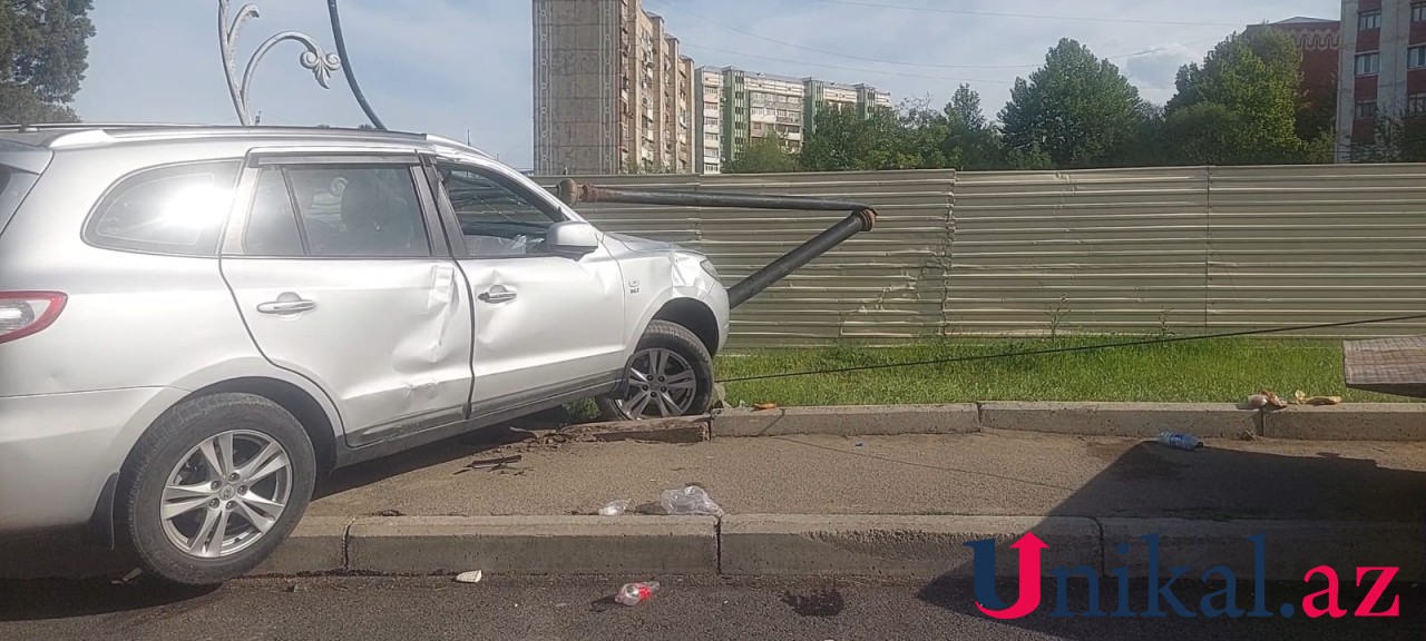 Gəncədə maşın dirəyə çırpıldı, sürücü yaralandı (FOTO)